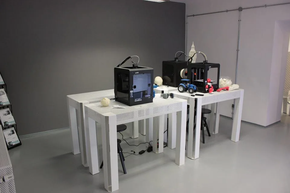 Zortrax display stations with 3D printers